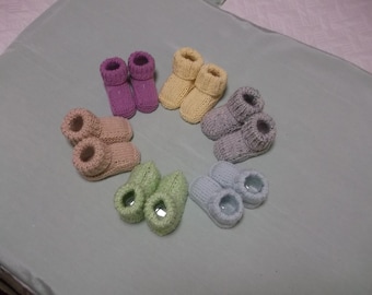 Sélection de chaussons en tricot à la main pour nouveau-né
