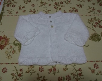 Pull bébé blanc tricoté à la main pour nouveau-né
