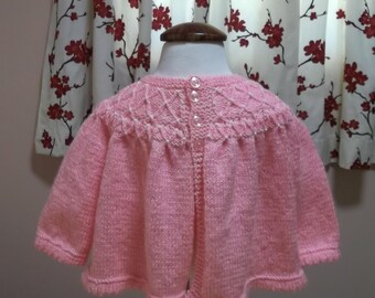 Pull rose bonbon pour tout-petit en tricot main : empiècement smocké
