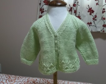 Cardigan pour bébé tricoté main : dentelle losanges vert pistache