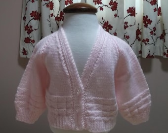Cardigan pour bébé en tricot main : pull rose pâle à motif bloc
