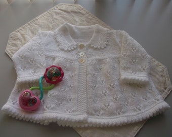 Pull bébé tricoté à la main : manteau blanc de style vintage