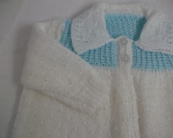 Cardigan tricoté main pour bébé : pull blanc avec empiècement turquoise