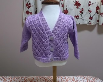 Cardigan pour bébé tricoté main : dentelle violet pâle motif losanges