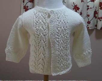 Cardigan pour bébé tricoté main : mélange coton/soie crème, motif dentelle