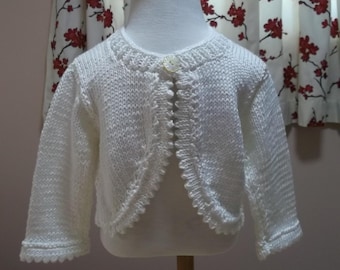 Cardigan boléro en coton blanc tricoté à la main pour petite fille