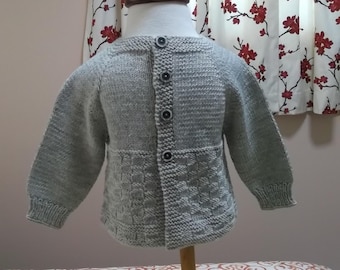 Pull bébé en laine mérinos tricoté à la main : cardigan gris natté