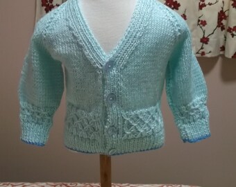 Cardigan pour bébé tricoté main : bleu aqua, smocké