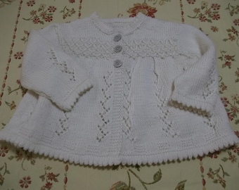 Manteau pour bébé de style vintage tricoté à la main avec empiècement smocké