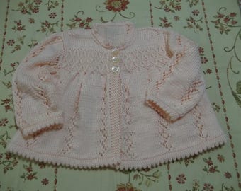 Pull tricoté à la main pour petite fille avec empiècement smocké à la main