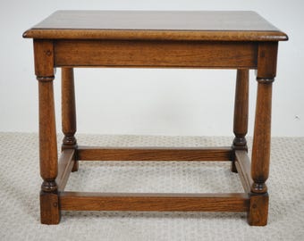 Mesita auxiliar vintage de roble macizo, mesa para lámpara - Fabricada en Vancouver, Canadá F-1653