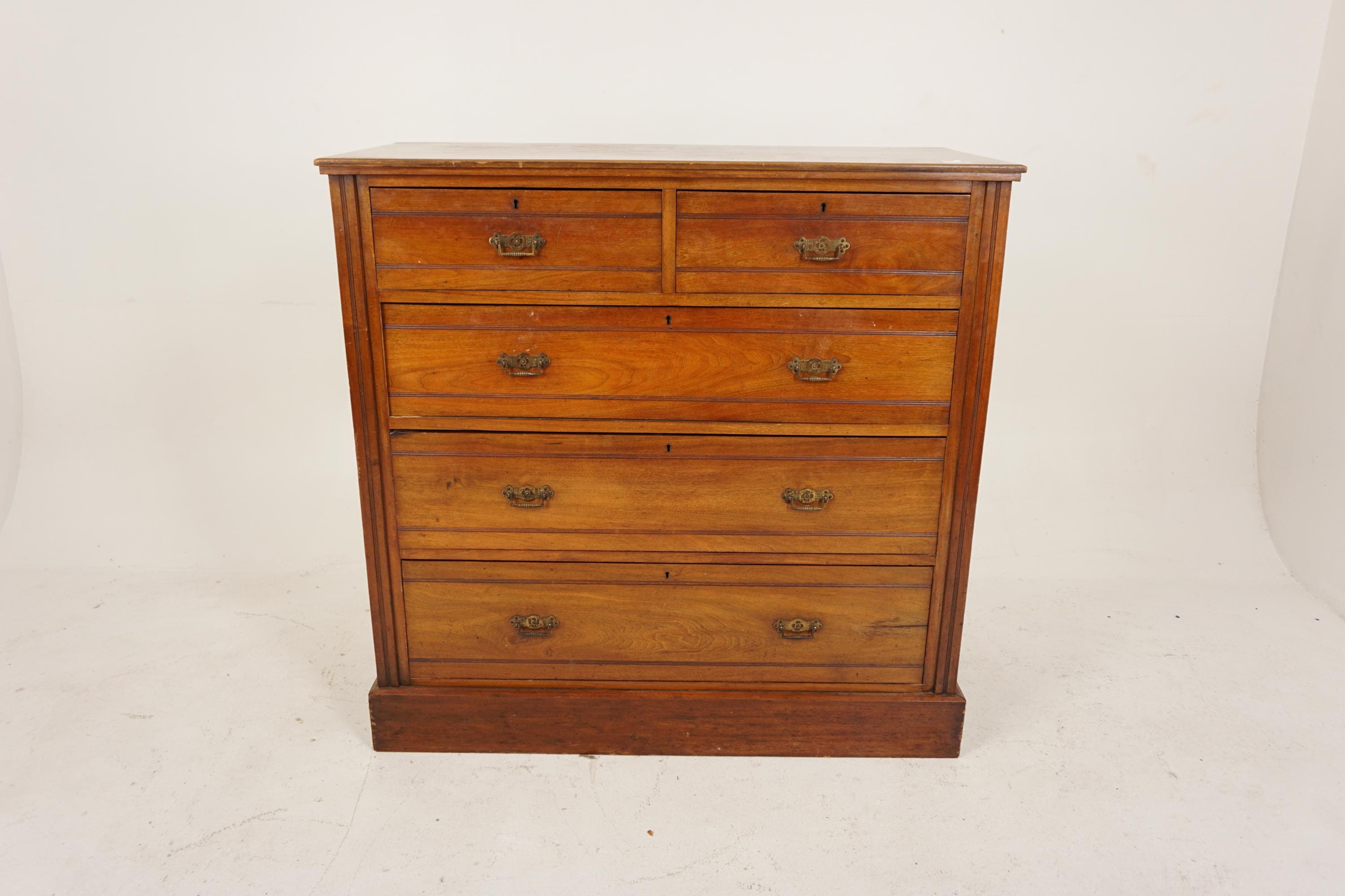 ヴィクトリア朝時代のクルミ材チェスト、ドレッサー、スコットランド