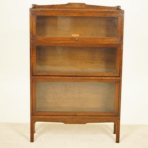 Prestonia Three Tier Oak Lawyer&#39;s bookcase/Display Cabinet Canada 1920 F-1529