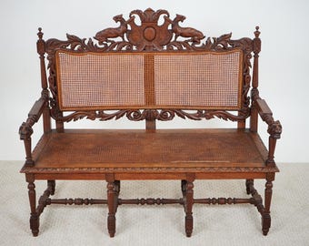 Banco de entrada de 3 lugares em carvalho entalhado, estilo renascentista jacobino, com encosto alto e assento em palhinha, modelo F-1623