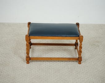 Taburete de banco antiguo de roble con diseño de estrías y asiento de vinilo azul marino, Escocia 1920 F-1637