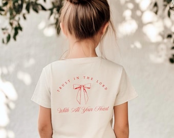 Confía en el Señor con todo tu corazón, camiseta para niña / Proverbios 3:5-6, camiseta cristiana juvenil Gildan / Camiseta con lazo lindo de Child Of God para niña