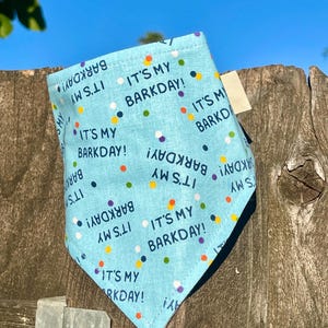 Bandana d'anniversaire pour chien | C'est mon bandana Barkday | Écharpe bleue confettis pour chien | Accessoire encliquetable pour animal de compagnie | Fait main à Los Angeles