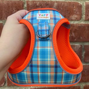 Arnés tipo chaleco para perros a cuadros azules – Arnés antitirones – Arnés elegante para perros pequeños y gatos – Arnés de paseo a cuadros para perros imagen 2