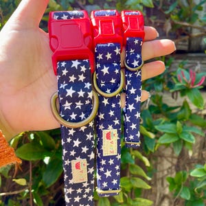 Vaterländisches Hundehalsband & Katzenhalsband - Marineblau mit weißen Sternen, rote Schnalle, von den USA inspiriert, Bio-Baumwolle, verstellbares Haustierhalsband