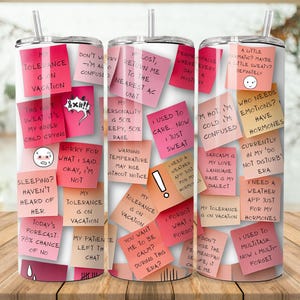 Op de afbeelding: Drie witte roestvrijstalen bekers met rietjes, versierd met roze en perzik post-its. De notities bevatten humoristische zinnen als "Mijn tolerantie is op vakantie" en "Vroeger deed ik aan multitasking, nu vergeet ik alles".