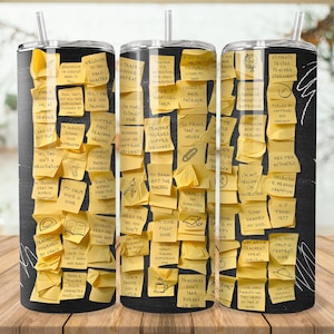 Könnte beinhalten: Ein schwarzer Becher, bedeckt mit gelben Haftnotizen mit handgeschriebenen Sätzen wie "Coffee First, Teaching Second" und "Students Tested, Teacher Stressed." Der Becher hat einen Strohhalm und einen schwarzen Deckel.