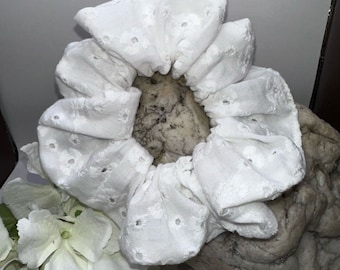 Scrunchie Wollweiss mit Lochstickerei Blumen Handmade