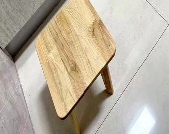 Taburete pequeño de madera maciza para uso doméstico