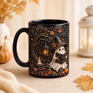Può includere: Una tazza in ceramica nera con un rilievo testurizzato che raffigura un fantasma bianco con un cappello da strega che legge un libro con il simbolo della luna. La scena include una lanterna accesa, libri impilati, una candela e foglie autunnali.