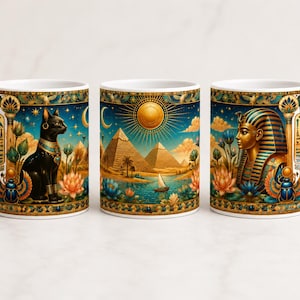 Peut inclure: Trois mugs en céramique blanche avec des motifs égyptiens. L'un représente un chat noir, un autre des pyramides et un bateau sur une rivière, et le troisième un buste de pharaon. Chaque mug a une bordure dorée et bleue.