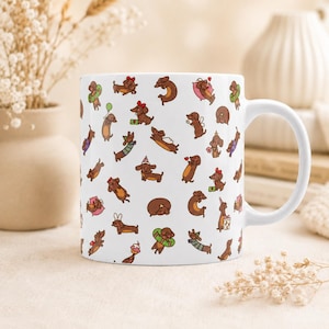 Peut inclure: Mug en céramique blanche orné d'un motif répété de teckels de dessin animé. Les teckels sont bruns avec des détails noirs, certains portant des nœuds, des chapeaux de fête ou tenant des cadeaux. La tasse a une anse blanche et une surface lisse.
