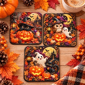 Peut inclure: Trois dessous de verre carrés présentant des illustrations détaillées d'Halloween. L'un montre un chat noir avec un chapeau de sorcière sur une citrouille, un autre un hibou et un fantôme, et le troisième un fantôme et un chat noir avec des feuilles d'automne.