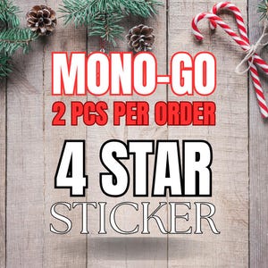 Op de afbeelding: Twee witte 4-ster stickers op een houten achtergrond met rode en witte snoepstokken. De tekst "MONO-GO 2 PCS PER ORDER" is in wit op een rode achtergrond geschreven.