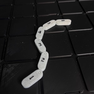 Può includere: Un set di tre tazze in ceramica con finitura opaca e macchiettata. Ogni tazza presenta un colore diverso: azzurro, crema e grigio. Le tazze hanno un design semplice e moderno con una forma arrotondata e un manico comodo.