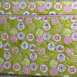 Bolsa de proyecto grande: motivos de punto de cruz en tela verde brillante con cremallera rosa (12,5" x 9,5") para punto de cruz, apliques de lana, EPP y más