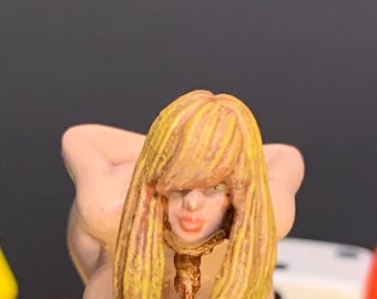 Devotes Gothic Girl, Busty mit Dirty Blond oder rotem Kopf - Erotica. 75 mm-Statue