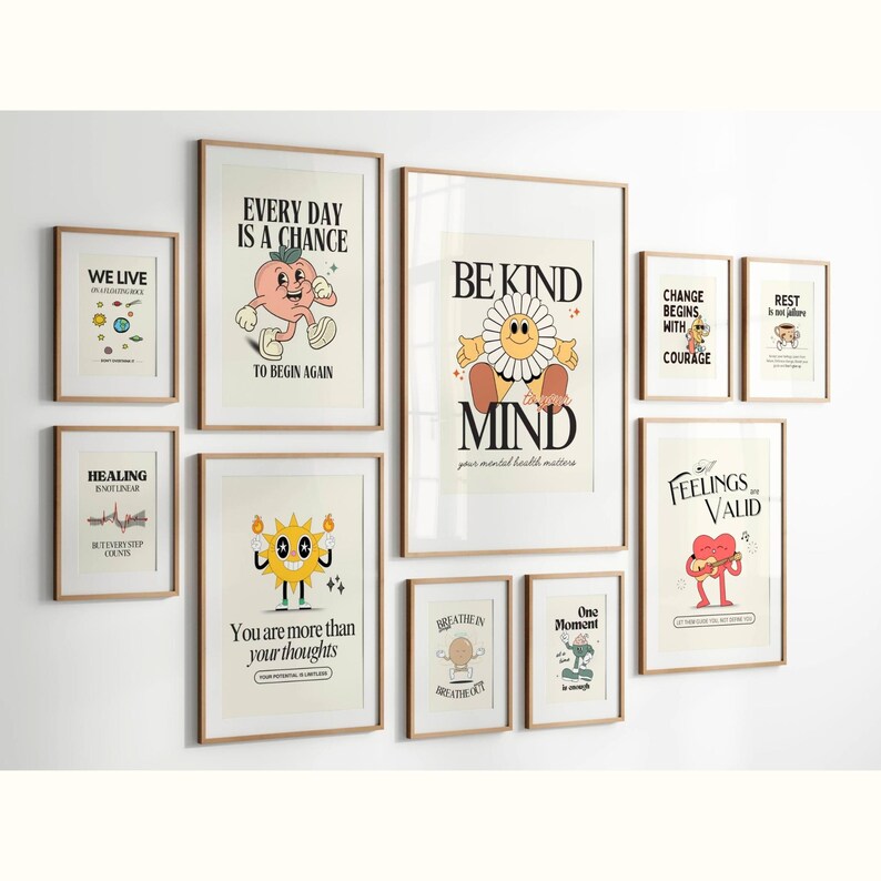 K&ouml;nnte beinhalten: Eine Wandgalerie mit neun gerahmten Drucken mit motivierenden Botschaften und Illustrationen. Die Drucke zeigen einen Pfirsich, eine Blume, eine Sonne, ein Herz und andere farbenfrohe Designs. Der Text auf den Drucken enth&auml;lt S&auml;tze wie "Jeder Tag ist eine Chance, neu anzufangen", "Sei freundlich, Geist", "Ver&auml;nderung beginnt mit Mut", "Gef&uuml;hle sind g&uuml;ltig" und "Du bist mehr als deine Gedanken".