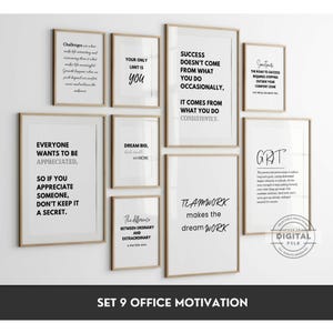 Op de afbeelding: Een set van negen ingelijste motiverende posters met witte achtergronden en zwarte tekst. De posters tonen inspirerende citaten en zinnen zoals "Je enige limiet ben jij" en "Teamwork maakt de droom werkelijkheid". De lijsten zijn lichtbruin.