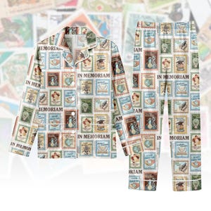 Könnte beinhalten: Hellblaues Pyjama-Set mit einem sich wiederholenden Stempeldesign mit wissenschaftlichen und akademischen Bildern. Das Set besteht aus einem Hemd mit Knöpfen und einer Hose, beide mit weißem Besatz. Der Text "IN MEMORIAM" ist sichtbar.