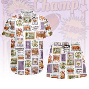 Può includere: Un completo camicia e pantaloncini bianchi con un motivo a timbri ripetuto. I timbri presentano il testo "IT'S FRIENDS GIVING" e "PIVOT!", insieme a immagini di un divano, una porta e una torta. Ideale per l'abbigliamento casual.