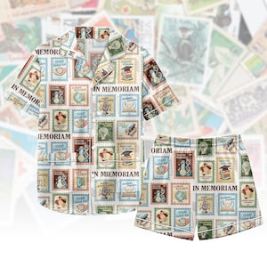Puede incluir: Un conjunto de pijama con una camisa de manga corta con botones y pantalones cortos a juego. El conjunto está cubierto con un patrón repetido de diseños de sellos postales con las palabras "IN MEMORIAM" y "USAID Global Aid". Los sellos tienen varios temas científicos y educativos.