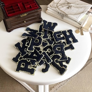 Remendo de letras em chenille para passar, Remendo de letras em chenille, Remendo de letras adesivas, Remendo de letras com nomes faça você mesmo, com acabamento em glitter dourado Remendo de A a Z.