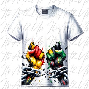 Op de afbeelding: Een wit T-shirt met een afbeelding van twee vuisten die zich bevrijden van kettingen. De vuisten zijn geschilderd in rood, geel, groen en zwart.