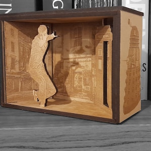 Diorama de miniescena grabado con láser inspirado en el Doctor del Tiempo