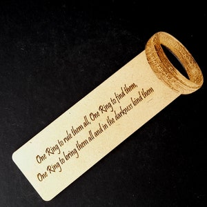 Marcador de madera grabado con láser de Un Anillo, con grabado personal gratuito opcional