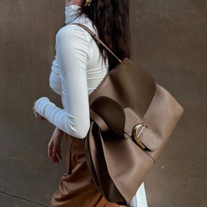 Stor minimalistisk handväska, tygväska i äkta läder, tidlös axelväska