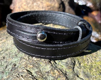Doppelwickelarmband aus Leder: Verstellbare Unisex-Manschette