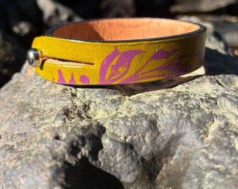 Handgefärbtes Lederarmband: Armspange mit Blumensiebdruck