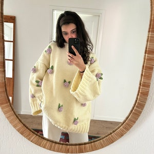 Handgefertigte Strickpullover mit Rosen Bild 1