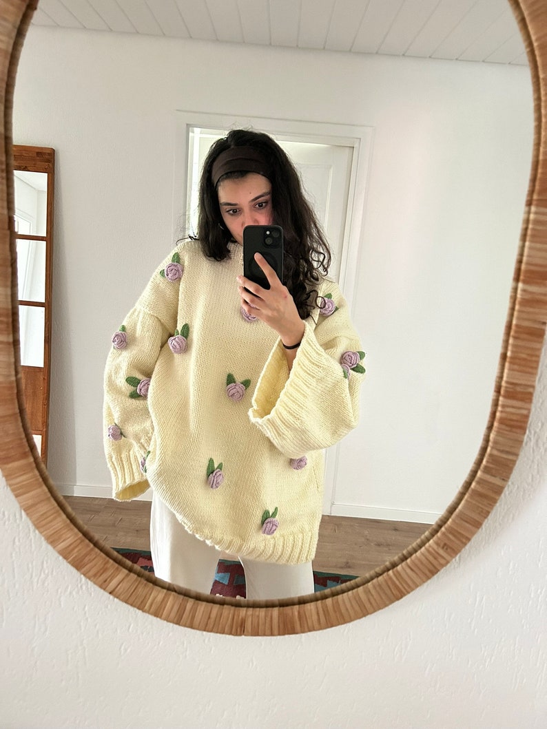 Handgefertigte Strickpullover mit Rosen Bild 1