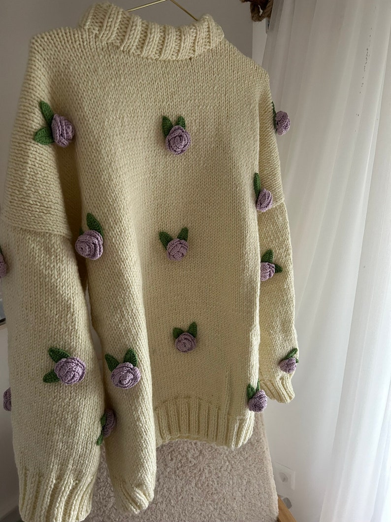 Handgefertigte Strickpullover mit Rosen Bild 4